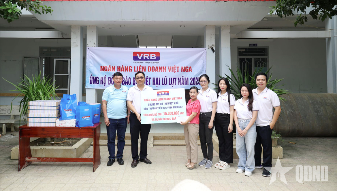 Ngân hàng Liên doanh Việt – Nga (VRB) trao tặng quà cho đồng bào lũ lụt tỉnh Khánh Hòa